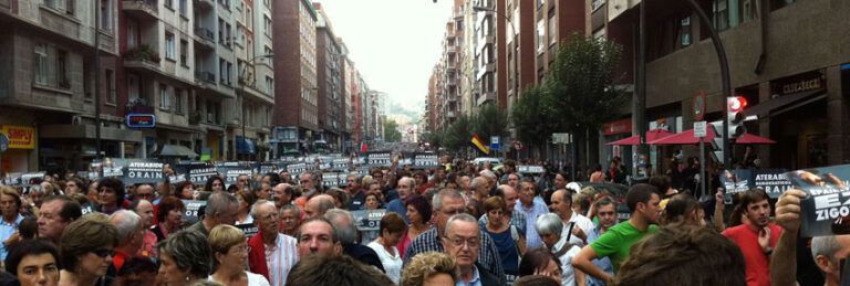 Miles de personas respondieron al llamamiento de una amplia representación política, social y sindical para reivindicar un escenario democrático para Euskal Herria