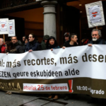 materiala_argazkiak_euskalHerria_murrizketak_12_02_14Elkarretaratzea_murrizketarikEzPankarta