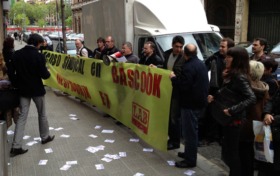 Movilización de LAB contra el acoso sindical en el restaurante Bascook de Bilbao