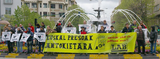 Concentracion frente a la Delegación del Gobierno en Nafarroa a favor de los derechos civiles y políticos de los presos y presas vascas