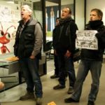 Trabajadores y trabajadoras de ALFA se han encadenado en la sucursal de Kutxabank