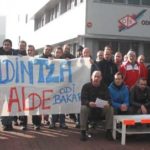 Odi Bakar enpresako langileek prentsaurrekoa eskaini zuten greba mugagabeaz informatzeko.