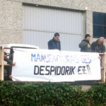 Manufacturas GES enpresako langileak kaleratzeen aurkako pankarta bat jartzen.