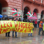 Deba Beheako LABeko Delagatuen elkarretaratzea herrialdeko hitzarmenaren alde Eibarko Unzaga plazan.