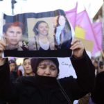 Emakume bat erahildako hiru emakumeen argazkiak erakusten.