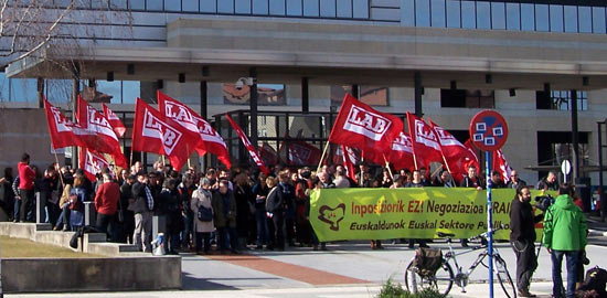 Concentración de los y las delegadas de LAB frente al Gobierno Vasco.