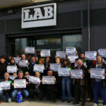 Concentraci&oacute;n de LAB frente a la sede de la Rochapea.