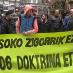 Hego Uribe eta Arratiako delegatuak elkarretaratzea egin zuten bizi osoko zigorraren kontra.