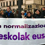 LAB, STEE-EILAS eta ELA sindikatuok&nbsp;hezkuntzako hainbat eragileen elkarretaratzea Gasteizko parlamentuan.