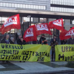 Ikastoletako eta Ekimen Sozialeko Ikastetxetako langileen elkarretaratzea Lakua aurrean.