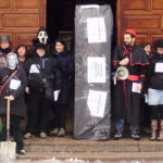 LABek Etxez Etxeko Laguntzaren ehorzketa irudikatu du Gasteizen.