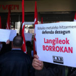 Bizkaiko Metalgintzako delegatuak patronalaren egoitzaren aurrean.
