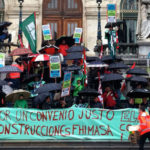 Concentraci&oacute;n de la plantilla de Fhimasa frente a las escalinatas del Ayuntamineto de Bilbo.