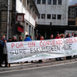 Arcelor Mittal enpresako langileen elkarretaratzea lantegiaren aurrean.