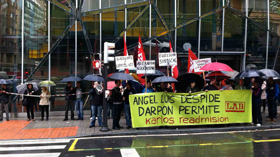 Rodean el edificio de Sanidad para exigir la readmisión del trabajador despedio en Ambulancias Bizkaia