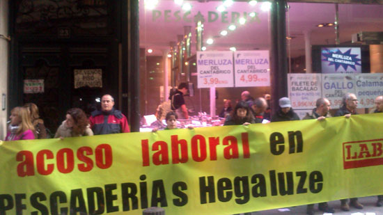 Pescadería Ahorramás enpresako langileen aurkako jazarpen laboral eta sindikala salatzeko mobilizazioak Bilbon