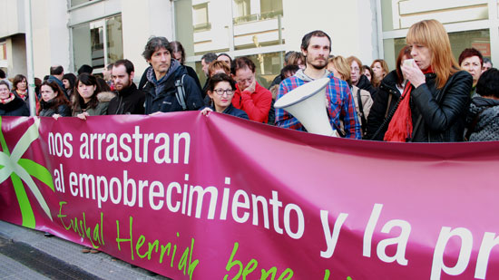 Egungo politikek pobreziara garamatzatela salatu dute eragile sozial eta sindikalek Donostian