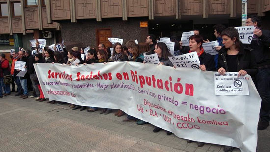 Concentración contra la privatización de los Centros de Infancia y Adoslescencia de Barakaldo, Basauri y Bilbo