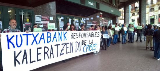 Ocupan una sucursal de Kutxabank en Santurtzi para denunciar el incremento de los desahucios