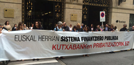 Kutxabanken pribatizazioaren aurkako Plataformak giza-katea egin du Donostian