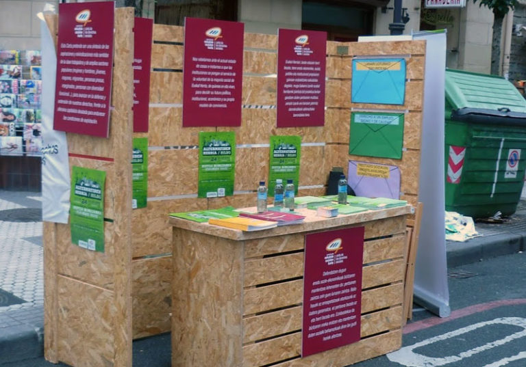 Euskal Herriko Eskubide Sozialen Karta Donostiako “Alternatiben herrixkan” egon zen