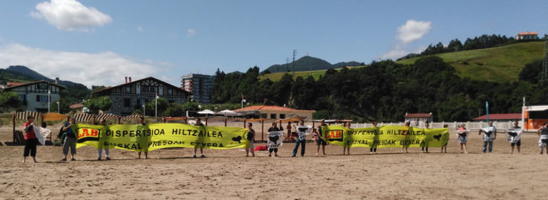 “Dispertsioa Hiltzaile. Euskal Presoak Etxera” aldarrikapena Debako hondartzan