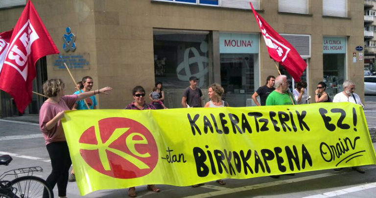 LABek Kristau Eskoletan, akordiori so eginez, ematen ari diren kaleratzeak salatu ditu