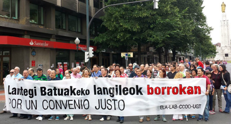 Lantegi Batuak-eko langileak kalean hitzarmen duin baten alde