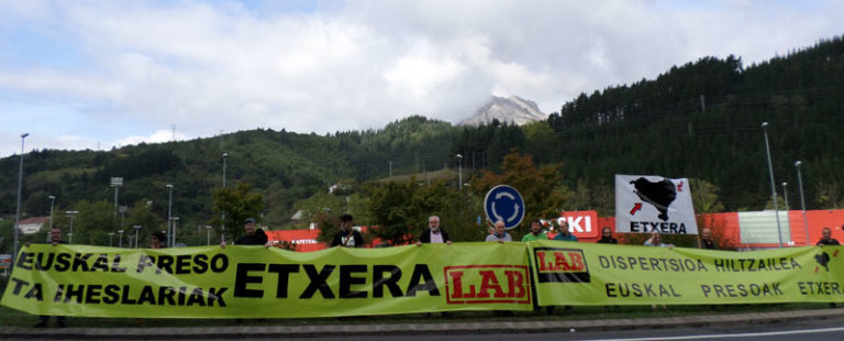 Euskal preso politikoek pairatzen duten urruntze eta sakabanaketa politika salatzen du LABek