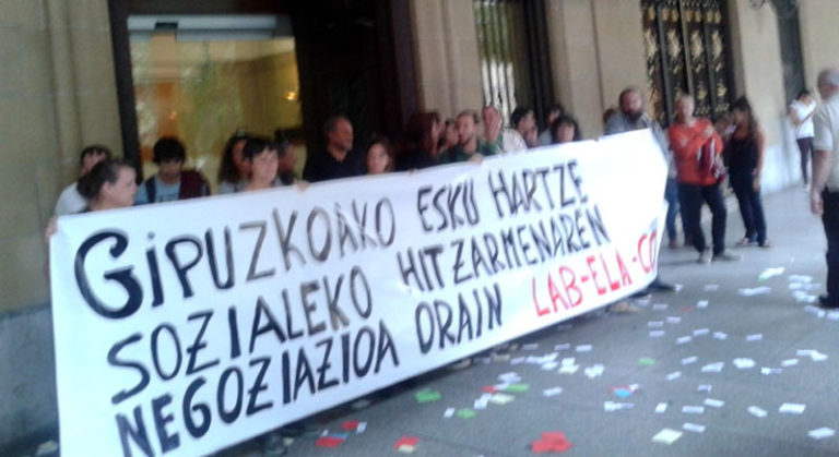 Gipuzkoako Esku Hartze Sozialeko Hitzarmenaren negoziazioa exijitzeko elkarretaratzea