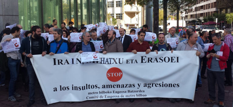 Metro Bilbaoko langileak elkarretaratzea egin dute pairatzen dituzten erasoak salatzeko