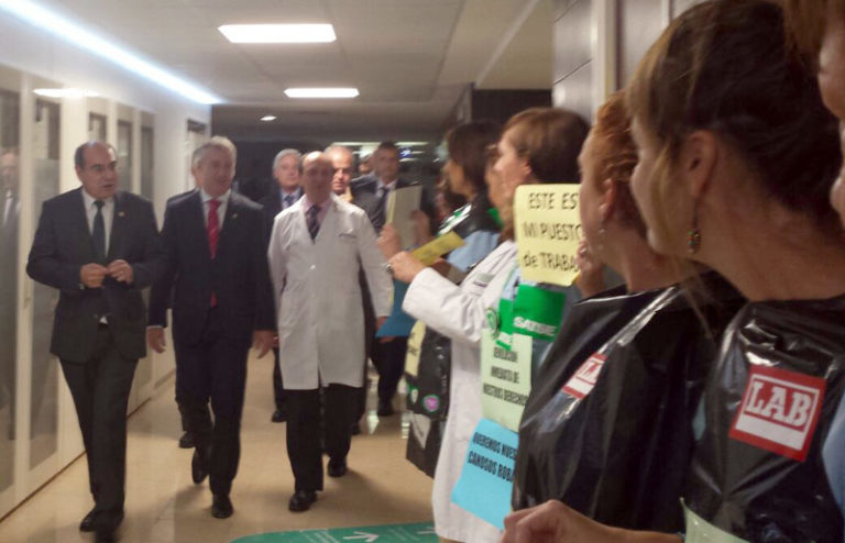 Usansoloko Ospitaleko langileek osasungintza publikoaren defentsa egin dute Urkulluren aurrean