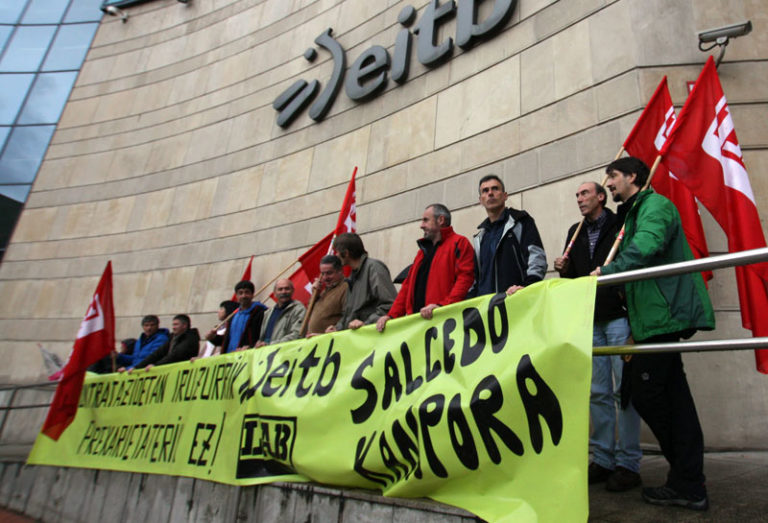 LABek EITBren kontratazio politika salatzeko kontzentrazioa egin du Bilbon