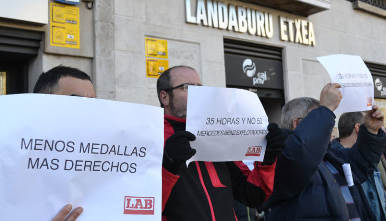 Movilización de LAB en Gasteiz bajo el lema “PNV, no a los privilegios de la patronal. En Araba, empleo digno y fiscalidad social”.