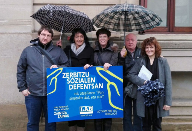 Zerbitzu sozialetako langile eta familiarrek langile gehiagoren beharra aldarrikatu zuten Parlamentuan