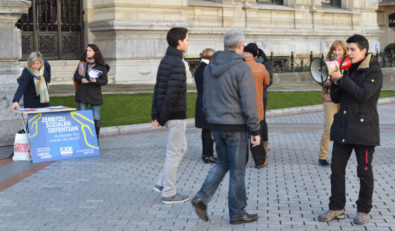 Sinadura-bilketa eguna zerbitzu sozialetan langile gehiago izatea aldarrikatuz