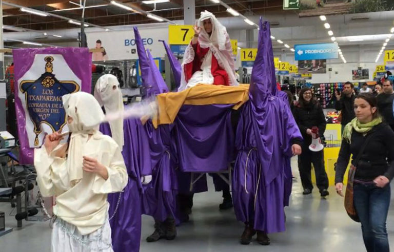 Jai egunetan irekitzearen aurkako prozesioa