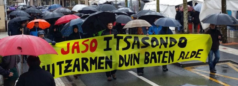 Las y los trabajadores de Jaso Itsasondo, en huelga,  llevaron a cabo una nutrida manifestación