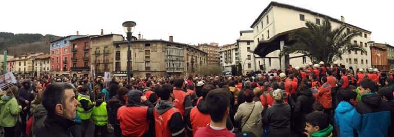 Milaka langile ArcelorMittalen itxieraren kontra kalean