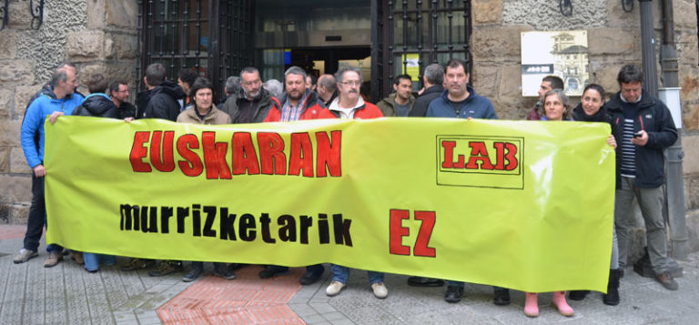 Atxurin EuskoTreneko euskara-eskakizunak jaisteko asmoen aurka mobilizatu da LAB
