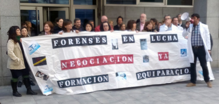 Auzitegi medikuek parekidetasuna, prestakuntza eta lan baldintza duinak aldarrikatu dituzte