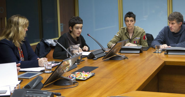 LABek Gasteizko Legebiltzarreko Enplegu eta Gizarte politikako batzordera eraman du gizarte zerbitzuetako profesional falta eta arreta hobetzea