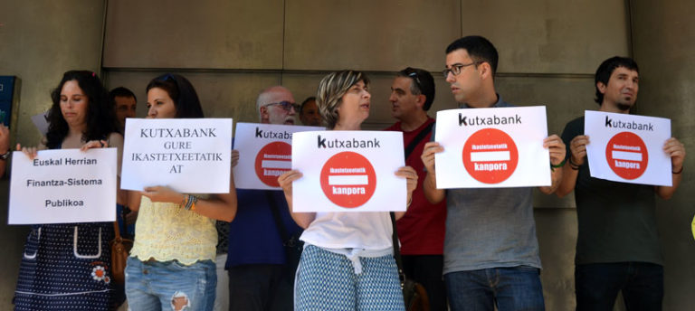 Kutxabank gure ikastetxeetatik at nahi dugu