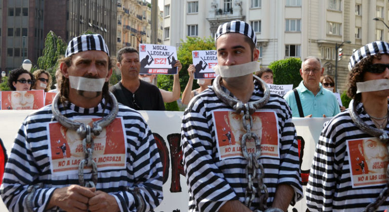 Kalea guztiona dela adierazi dugu Mobilizazioak Mozal legearen urteurrenean