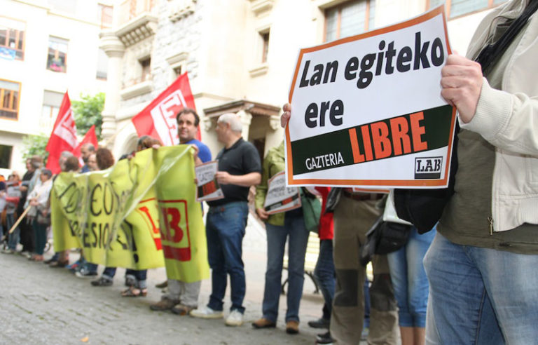 Ainhoa Villaberderi CORREOSen lan egitea galaraztea salatzen dugu