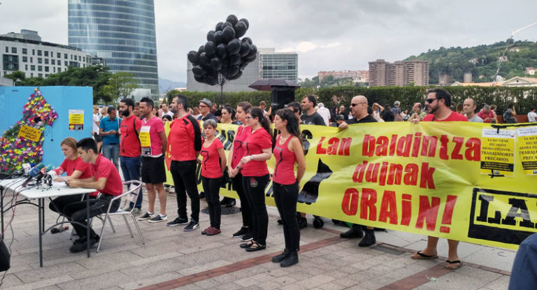 Guggenheim Museoko hezitzaileek greba eguna izan dute gaur