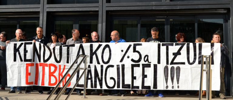 Eusko Irratiko langileek protestak egin dituzte kendu dieten soldata osoa berreskuratzeko