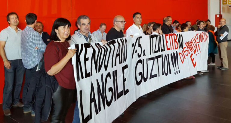 Murrizketak eragindako galerak berreskuratzea exijitu dute EITBko langileek