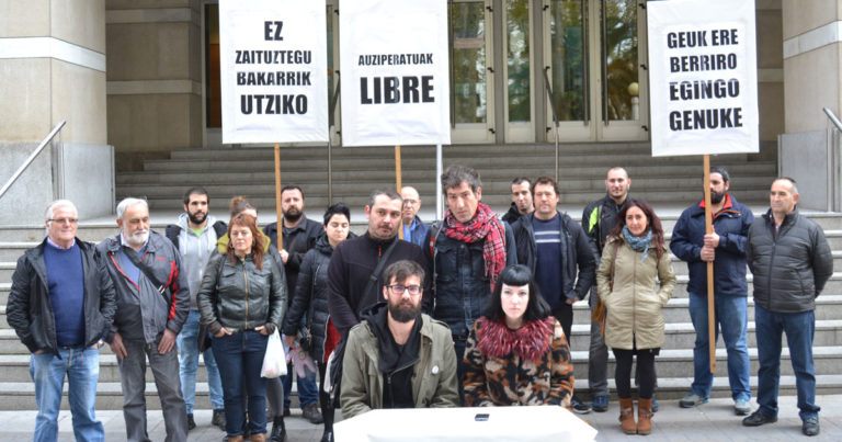 Ez zaituztegu bakarrik utziko. Geuk ere, berriro egingo genuke