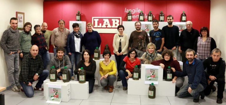 2.000 litro olio eskuratu ditugu, SAT sindikatuari elkartasuna adierazteko